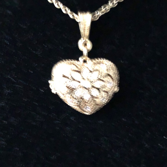 Elegant Gold Heart Locket Necklace - Picture 4 of 8